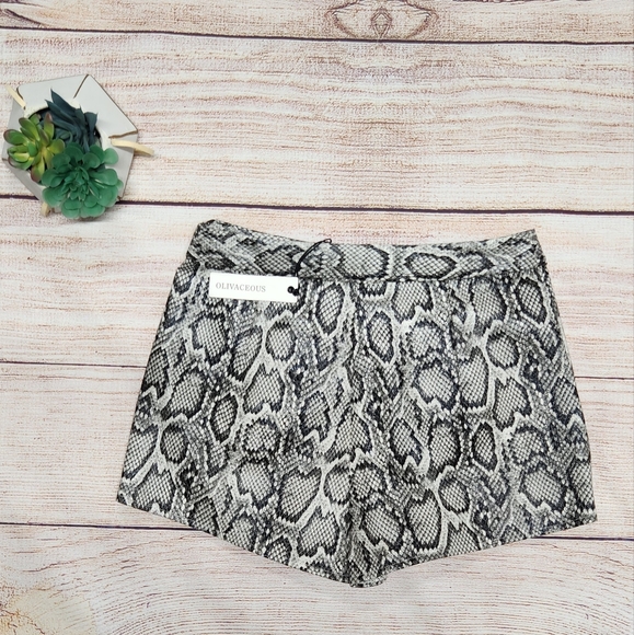 NEW!!! Women's snake print shorts Sz.M - Picture 2 of 2